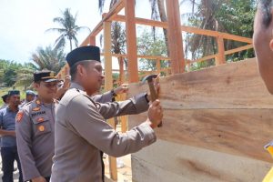 Wah! Demi Bantu Bangun Pondok Santri yang Terbakar, Kapolres Tapsel Mendadak Jadi Tukang Bangunan