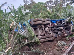 Rem Blong, Satu Unit Truk Pengangkut BBM Terguling di Huta Koje, Angkola Barat