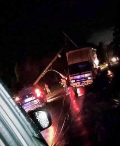 Hujan Deras, Satu Unit Tiang Listrik Tutupi Badan Jalan Lintas Simirik menuju Kota Medan