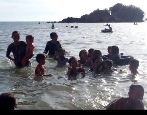 Tradisi Marpangir Jelang Puasa, Warga Padati Pantai Batu Ruso Tabuyung