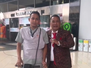 Pegawai Mal ini Kembalikan Dompet Hotman Paris Berisi Puluhan Juta Rupiah