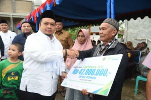 Bupati Tapsel Safari Ramadhan ke Arse, Masyarakat Pekerja Rentan Terima Santunan