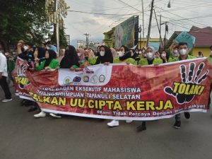 Tolak UU Cipta Kerja, Ratusan Pendemo Disambut Kawat Berduri di Depan Gedung DPRD Sidimpuan