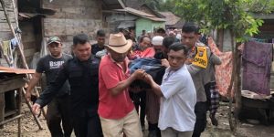 Meski Berpuasa, Kapolres Tapsel Ikut Tandu  Jenazah Pemudik yang Tewas di Sungai