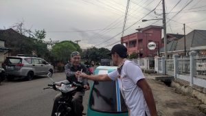 Tunas Indonesia Raya Padangsidimpuan Bagikan Ratusan Paket Takjil ke Parbetor