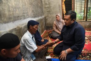 Didampingi Istri, Bupati Tapsel Melayat ke Rumah Duka