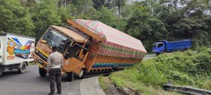 Satu Unit Truk Pengangkut Pupuk Nyaris Terbalik di Jalinsum Simirik, Padangsidimpuan