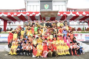 Hari Pendidikan Nasional, Bupati Dolly Pakai Baju Adat