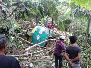 Satu Orang Tewas! Truck Pengangkut CPO Terjun Bebas di Desa Parsalakan