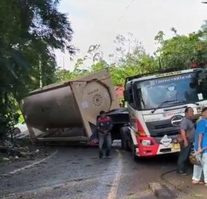 Satlantas Polres dan Dishub Tapsel Berhasil Evakuasi Truk Terberam di Parsalakan