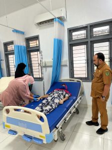 Direktur RSUD Sipirok Berikan Pelayanan Terbaik Kepada Penderita Penyakit Kulit Asal Pargarutan Tonga