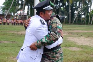 Humanis, Turun dari Podium Kades Tabuyung Langsung Peluk Komandan Upacara