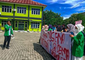 Puluhan Mahasiswa Demo di Halaman Biro UIN Syahada Padangsidimpuan, Minta Rektor Bersikap Netral dalam Pemira tahun 2023