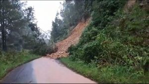 Diguyur Hujan Deras, Akses Jalan Tertutup Longsor di Kecamatan Aek Bilah Tapsel