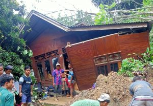 Pasca Hujan Lebat, 1 Unit Rumah Tertimbun Tanah Longsor di Muarasipongi