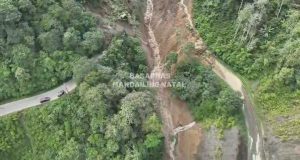 Longsor, Akses Jalan Penghubung Panyabungan Selatan Menuju Natal Tidak Bisa Dilalui Pengendara