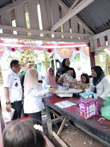 Cegah Stunting, Pemdes Tabuyung Bagikan Susu Untuk Anak dan Ibu Hamil
