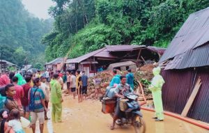 Dua Unit Rumah Warga Tertimbun Longsor di Madina