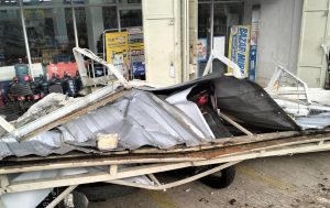 Bangunan Pasar Modern di Kelurahan Sihitang Timpa 3 Unit Kendaraan Warga