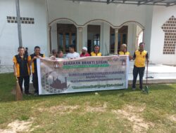 Jelang Ramadhan, Personel Polsek Muara Batang Gadis Bersihkan Masjid Al-fath