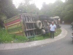 Truk Muatan Air Mineral Terbalik di Desa Simirik