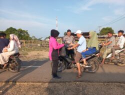 Indahnya Berbagi di Bulan Ramadhan, Polsek Muara Batang Gadis Bagi-bagi Takjil ke Pengendara
