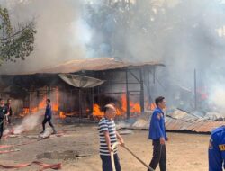 Heboh, Rumah dan Bengkel Terbakar di Padangsidimpuan