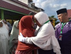 Tangis Bahagia Iringi Pemberangkatan Calon Jemaah Haji Padangsidimpuan