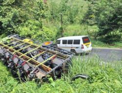 Truk Pengangkut Sepedamotor Terguling di Sidimpuan