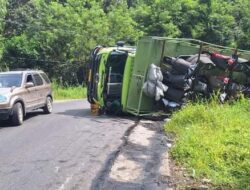 Beruntung Warga Tak Berebut, Truk Muatan Sepedamotor Terguling di Jalinsum Simirik, Padangsidimpuan