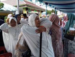 Isak Tangis Sambut Kedatangan Jemaah Haji di Padangsidimpuan