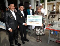 Di Padanglawas, Pj Gubernur Sumut  Bagikan Sembako, Alsintan hingga Bantuan UMKM