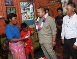 Senangnya Korban Kebakaran Ketika Menerima Bantuan dari Bupati Dolly