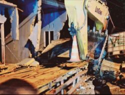 Truk Pengangkut Alat Berat Tabrak Rumah Warga di Batangtoru Tapsel, Sopir Tewas, 2 Luka-luka