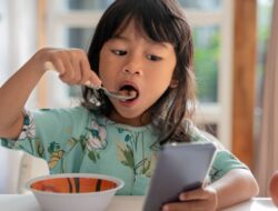 Hati-Hati! Makan Sambil Main HP Bisa Tambah Kalori Lebih Banyak, Ini Faktanya