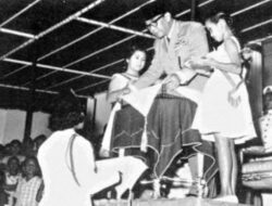 Sosok Perempuan Cantik Pembawa Baki Bendera Pertama