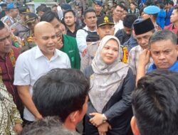 Jelang Magrib, Ratusan Massa Cipayung Plus Masih Bertahan di Kantor DPRD Sidimpuan