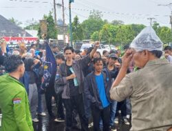 Diguyur Hujan, Mahasiswa di Sidimpuan Minta Anggota DPRD Lepas Jas Hujan