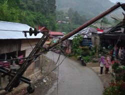 Cuaca Ekstrim Landa Mandailing Natal, 1 Unit Tiang Listrik di Tanjung Medan Roboh