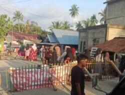 Breaking News: Sore ini Warga Kelurahan Tapus di Madina Kembali Blokir Jalan Provinsi Panyabungan-Natal