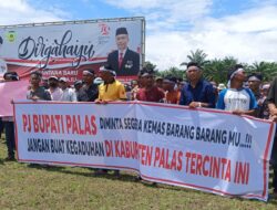 Ratusan Masa Geruduk Kantor Bupati, Minta Mendagri Copot Pj Bupati Palas