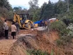 BPBD Tapsel Bersihkan Material Tanah Longsor