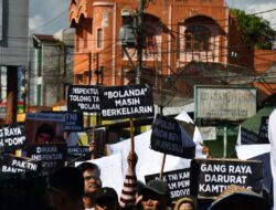 Ratusan Massa Demo Mapolres Padangsidimpuan