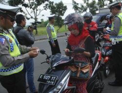 Bolehkah Menolak Tunjukkan SIM dan STNK Saat Dirazia? Ini Penjelasan Lengkap Polisi