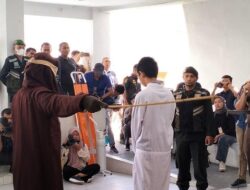 Tertangkap Basah, Pasangan Gay di Aceh Jalani Hukuman Cambuk Puluhan Kali