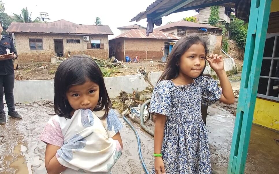 Kasihan! Seragam Sekolah Hanyut, Ririn dan Tania Siswa Korban Banjir di Sidimpuan ini Tak Sekolah