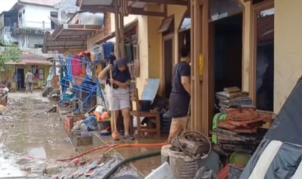 Pasca Banjir, Warga Padangsidimpuan Mulai Bersihkan Rumah dari Lumpur