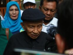 Pertanyakan Keaslian Ijazah Jokowi, Amien Raih Hingga Roy Suryo Datangi UGM