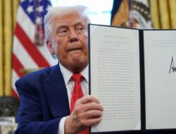 Trump Naikkan Tarif Impor China Jadi 145%, Perdagangan Terancam Mandek