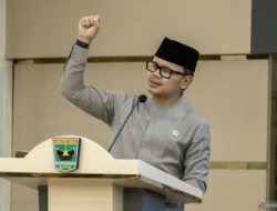 MK Wajibkan SD-SMP Gratis, Wamendagri: Pemda Harus Hitung Ulang Anggaran